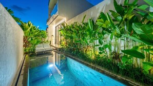 Una piscina interior con vistas despejadas a la arquitectura circundante y una escalera que conduce a un nivel superior.