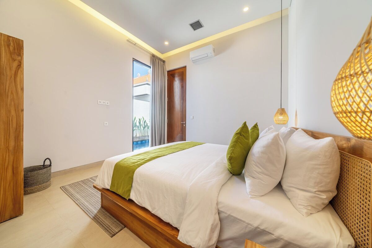 Iron/ironing board, travel cot, WiFi, bed sheets