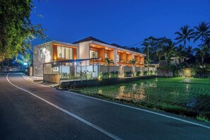 A modern hotel with a pool, a covered walkway, and a view of the surrounding landscape. - Cozy 1BR Gem in Ubud w Pool • Perfect for Couples! (Kabupaten Gianyar)