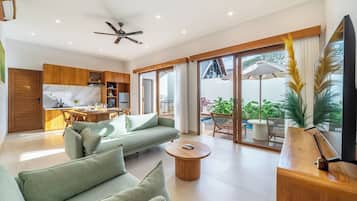 Ein modernes Wohnzimmer mit einer Couch, einem Couchtisch und einem Fernseher.