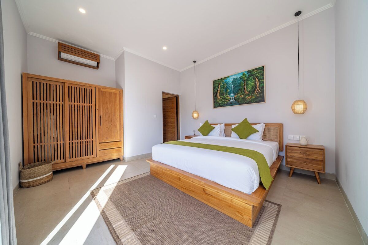 Iron/ironing board, travel cot, WiFi, bed sheets