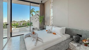 Une chambre d’hôtel moderne avec un grand lit, une vue sur les palmiers et un mur décoratif en marbre.