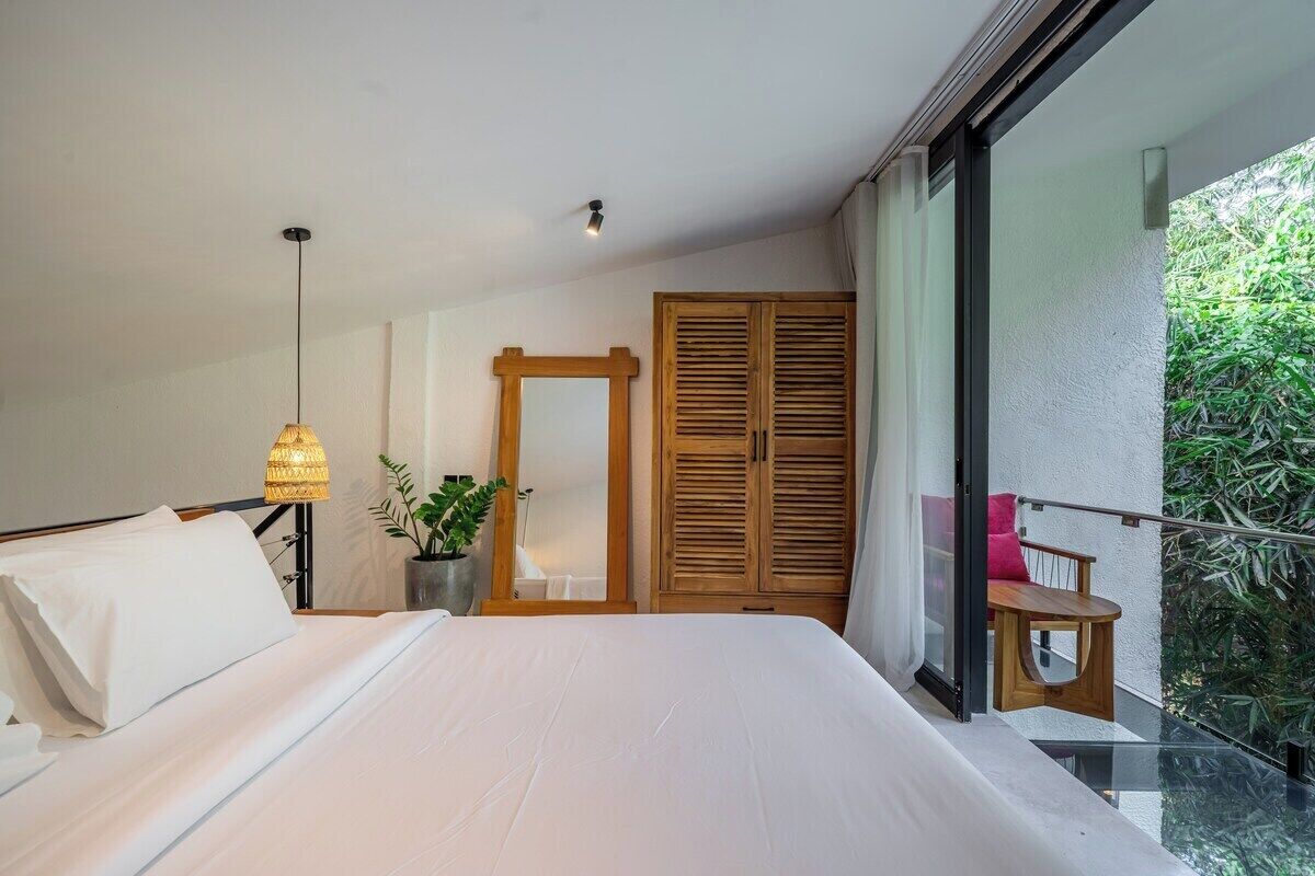 Iron/ironing board, travel crib, WiFi, bed sheets
