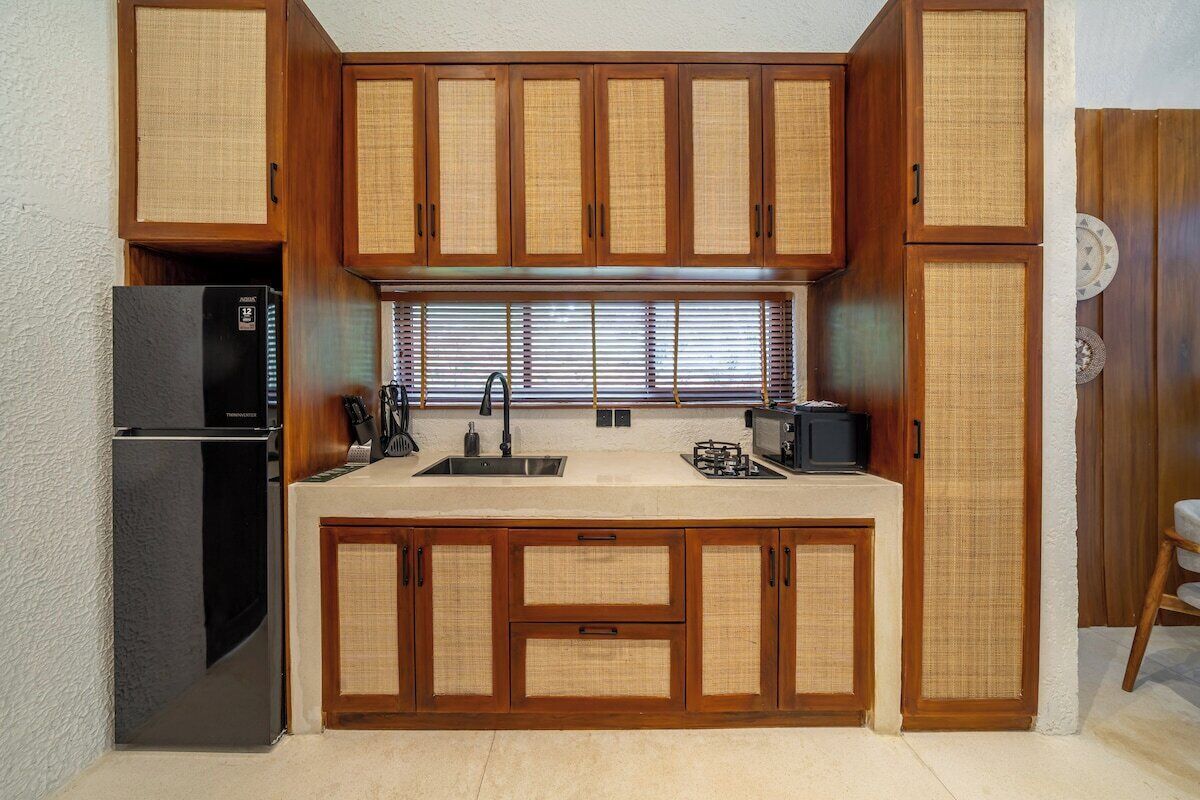Coffee/tea maker, fridge, microwave, stovetop