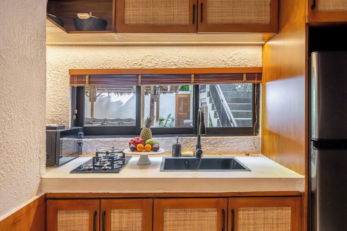 Coffee/tea maker, fridge, microwave, stovetop