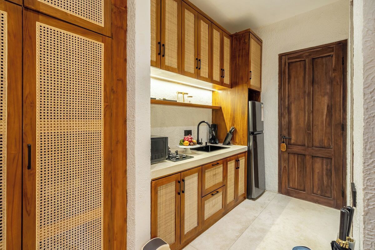 Coffee/tea maker, fridge, microwave, stovetop