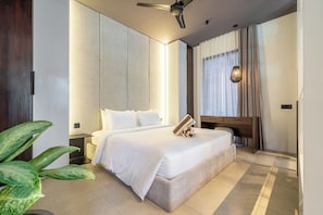 A modern hotel room with a large bed, bedside tables, a ceiling fan, and a window with curtains. - Chic 1BR • Pool • Private Kitchen • Central Ubud (Kabupaten Gianyar)