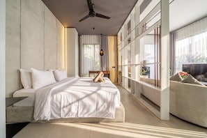 A modern bedroom with a large bed, a ceiling fan, and a view through a window. - Best Ubud's 1BR w Pool, Patio & Private Kitchen (Kabupaten Gianyar)
