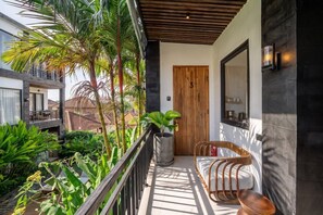 A balcony with a wooden bench, a potted plant, and a view of a residential area. - Hidden 1BR Gem in Central Ubud w Pool & Kitchen (Kabupaten Gianyar)