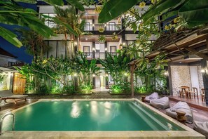 A pool area with a clear view of the pool, lounge chairs, and surrounding greenery. - Hidden 1BR Gem in Central Ubud w Pool & Kitchen (Kabupaten Gianyar)