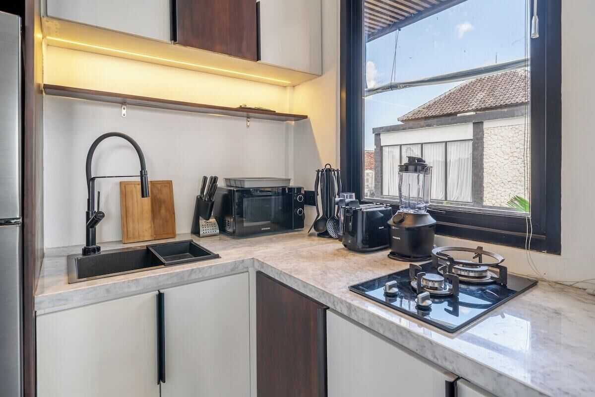 Coffee/tea maker, fridge, microwave, stovetop
