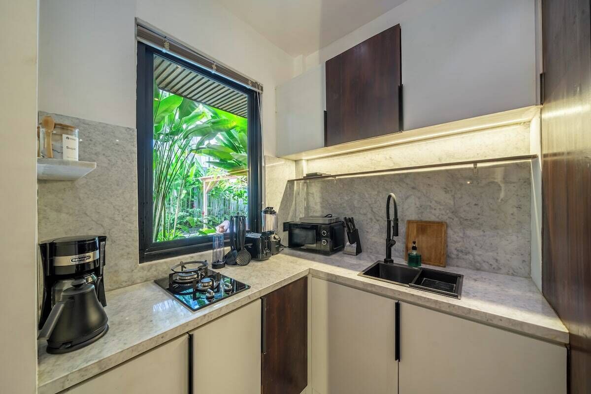 Coffee/tea maker, fridge, microwave, stovetop