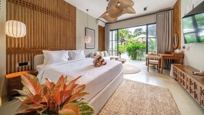 Un dormitorio moderno con una cama grande, un cabecero de madera con tiras y una lámpara de techo tejida, además de vistas a zonas verdes.