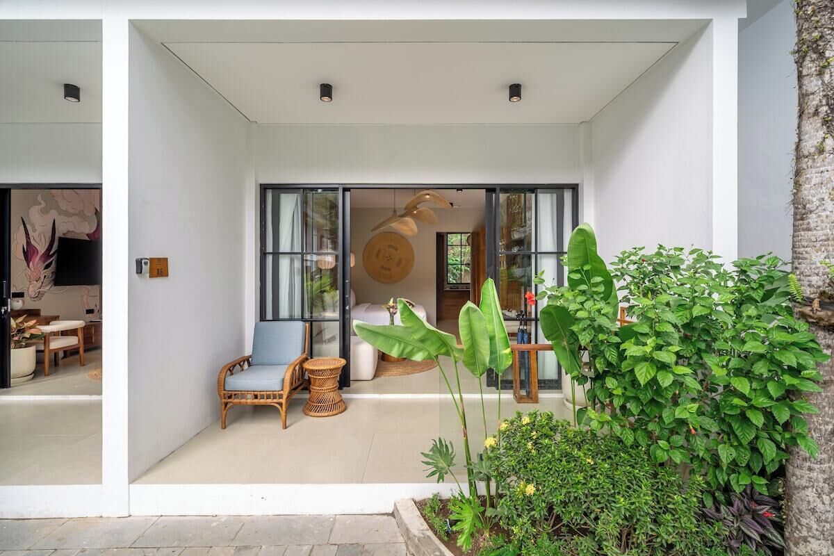 Een modern interieur met een zithoek, een groot raam en een plant.