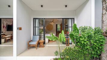 Een modern interieur met een zithoek, een groot raam en een plant.