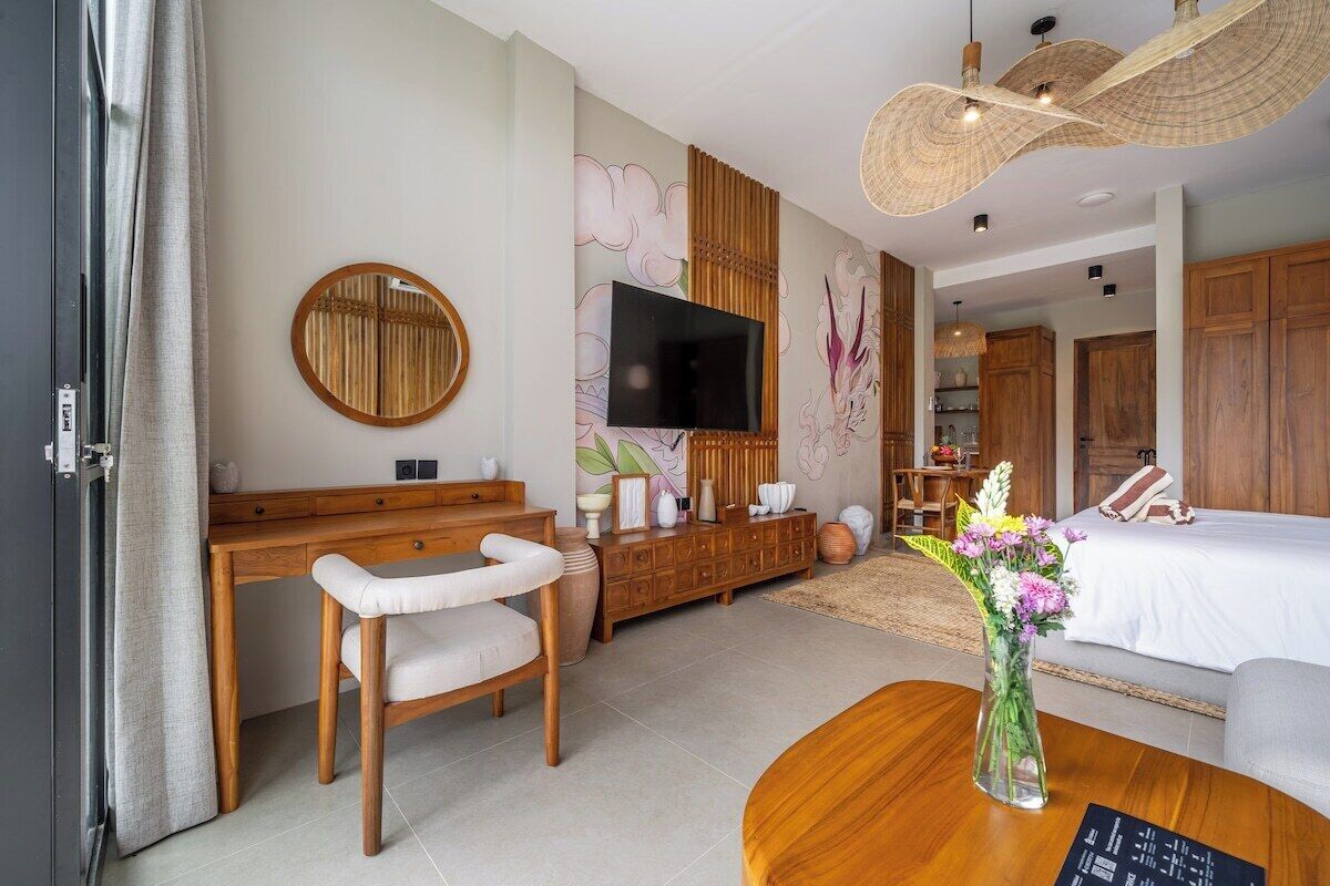 Iron/ironing board, travel crib, WiFi, bed sheets