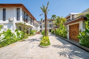 Exterior - Luxe 1BR in Ubud w Pool, Private Kitchen & Balcony (Gianyar Regency)