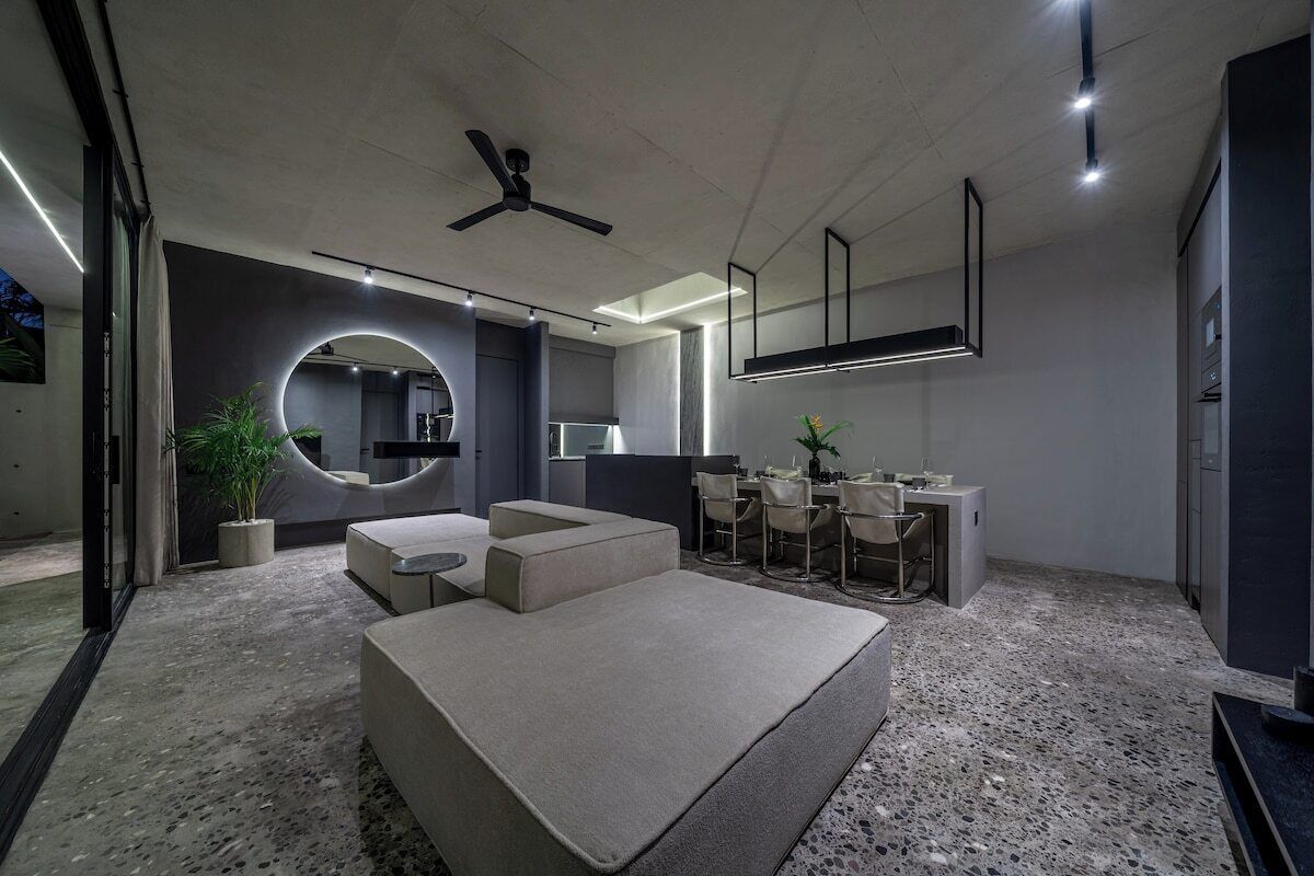 Un interior moderno con zona de estar, cocina y comedor.