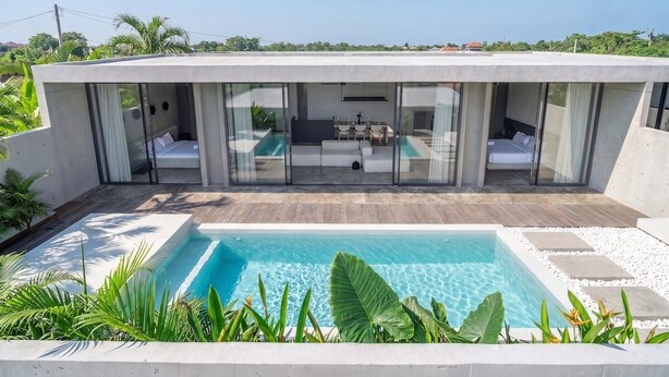 A modern villa with a pool, two bedrooms, and a dining area. - Designer 2BR Villa in Mengwi w Pool & Beach Nearby (Kabupaten Tabanan)