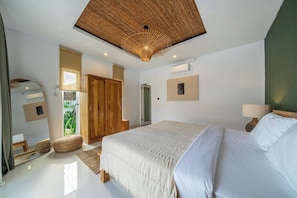 Une chambre moderne avec un grand lit, un plafond en bois et une vue sur la verdure environnante.