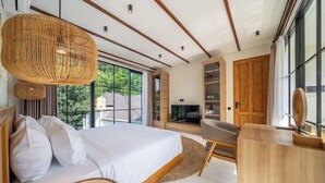 Een moderne slaapkamer met een groot bed, een televisie en een houten bureau.