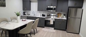 Modern 2 BR suite | 1 bed option suite| fits 5