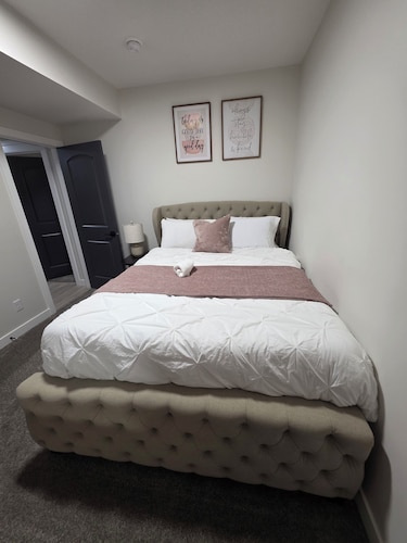 Modern 2 BR suite | 1 bed option suite| fits 5