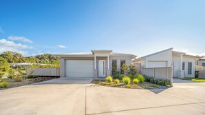 A residential area with modern houses, a driveway, and a clear sky. - Tuckeroo Retreat -Peaceful home in Mullumbimby - views of Mt Chincogan (Mullumbimby)