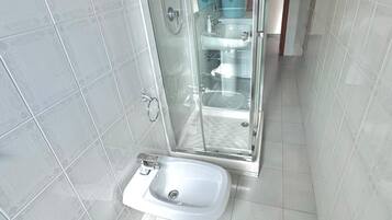 Dusche, Haartrockner, Bidet, Handtücher