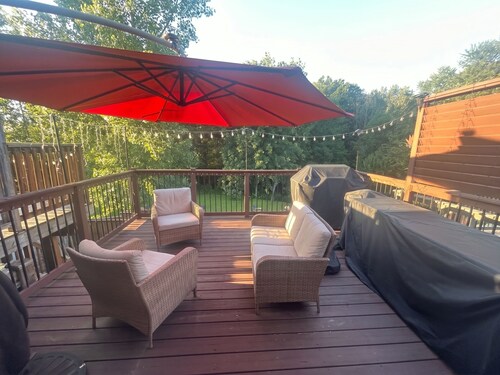 Luxe Chicopee Townhome: Ravine Forrest, Sleeps 8