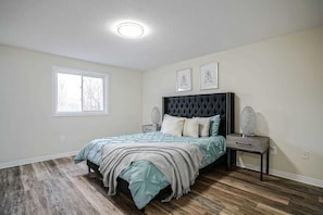 3 bedrooms, iron/ironing board, free WiFi - Luxe Chicopee Townhome: Ravine Forrest, Sleeps 8 (Kitchener)