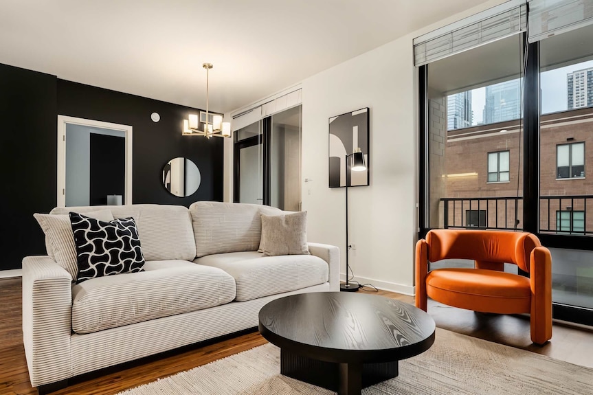 Boulevard Stays River North Retreat Near Magnificent Mile 01 - Chicago Union Station
