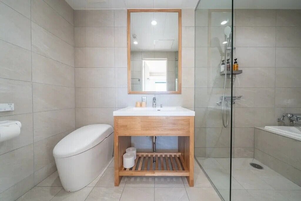 Deluxe Quadruple Room, City View | Bathroom