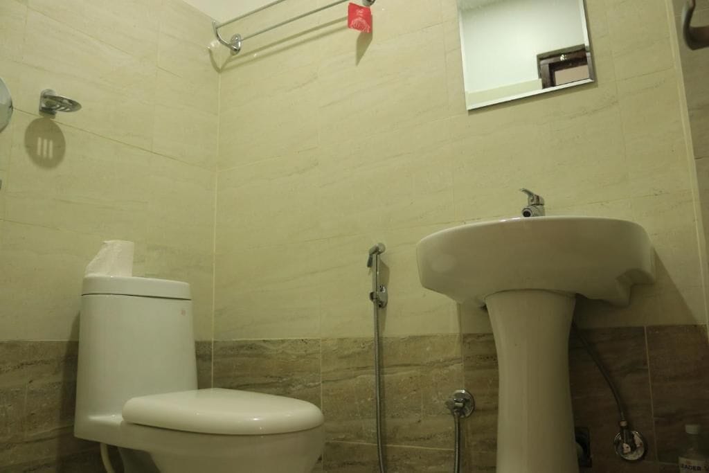 Un baño con inodoro, lavamanos y ducha.