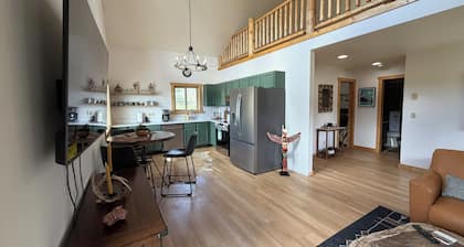 2-bedroom farmhouse in welcoming Moran with cool country vibes