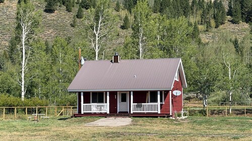 2-bedroom farmhouse in welcoming Moran with cool country vibes