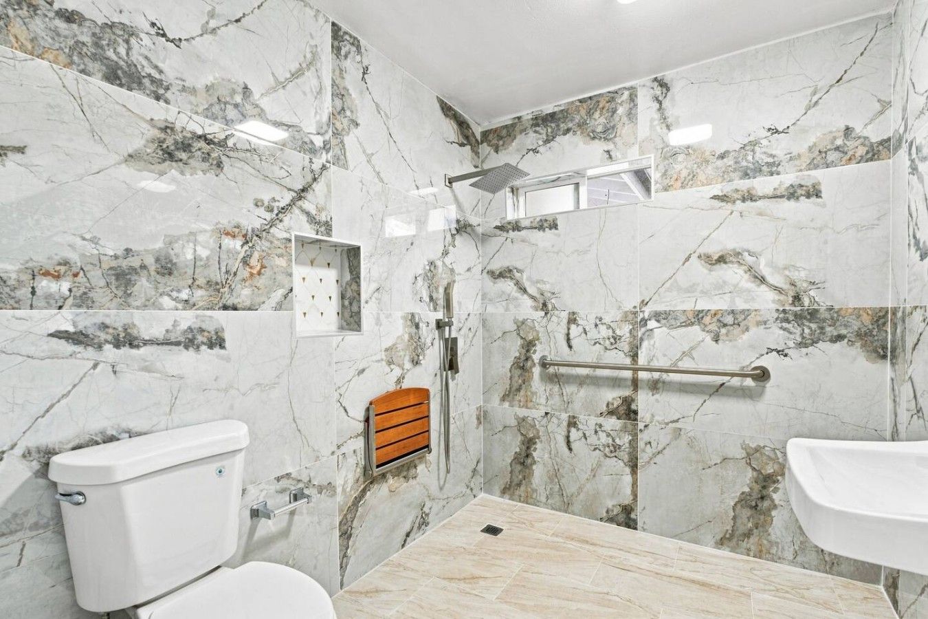 Une salle de bain comprenant des toilettes, un lavabo et un espace douche.