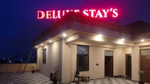 Un edificio con piso a cuadros y un cartel que dice 'DELUXE STAY'S'.