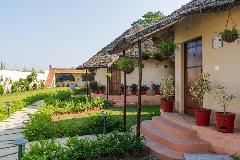 Deluxe Double Room, Balcony, Garden View | Property grounds