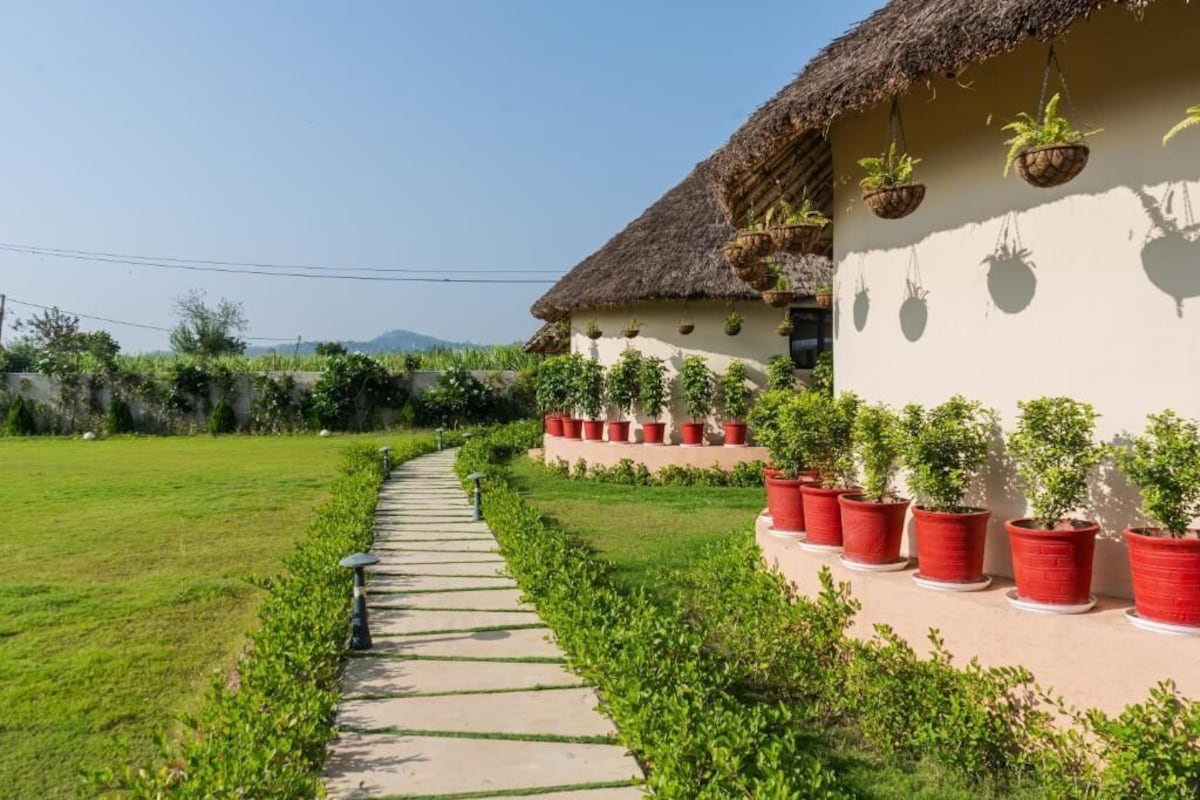 Deluxe Double Room, Balcony, Garden View | Property grounds