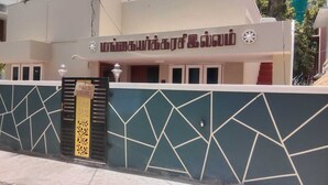 A building with a geometric wall design and a sign indicating rooms are available.