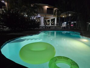 Una piscina amb dos anelles inflables verdes.