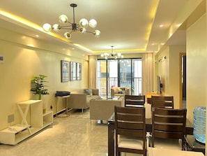 Appartement Familial, balcon, vue ville | Coin séjour