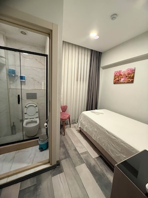 Phòng 4 Deluxe, quang cảnh thành phố | Phòng tắm | Buồng tắm vòi sen, đồ dùng nhà tắm miễn phí, máy sấy tóc, khăn tắm
