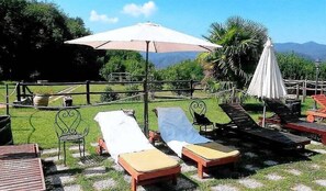 Property grounds - Casa Fronda B: A graceful apartment that is part of an ancient country house situated at a short distance from the shores of Lake Piediluco, with Free WI-FI. (Terni)