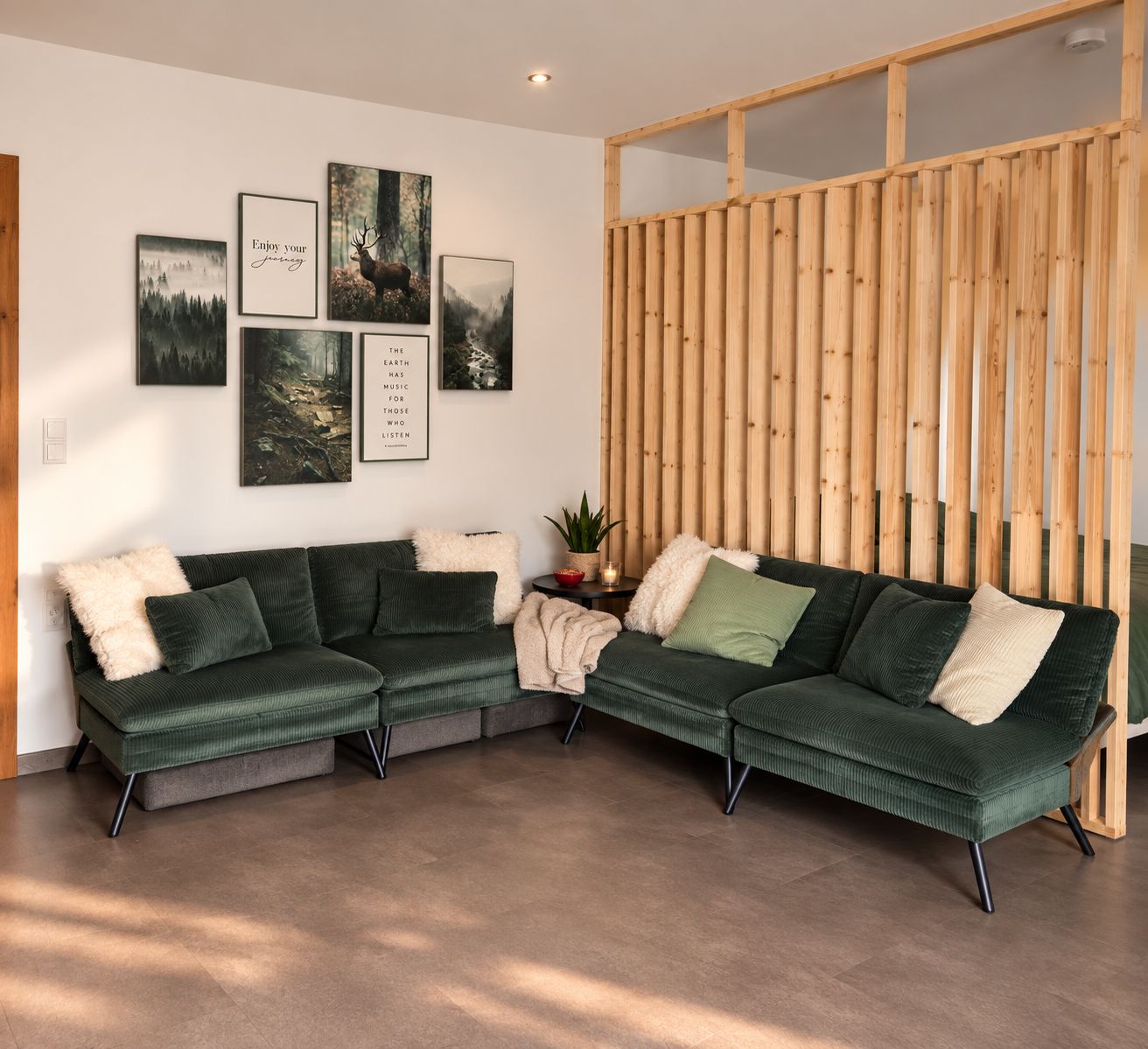 Ein modernes Wohnzimmer mit einer Eckcouch, einer Holzwand und gerahmten Kunstwerken an der Wand.