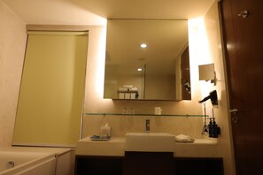 Produtos de toalete grátis, secador de cabelo, toalhas de banho 