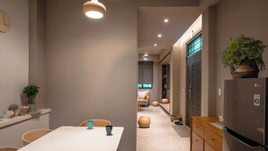 Une cuisine moderne dotée d’un îlot central, d’un réfrigérateur et d’un coin repas avec des chaises et une table.