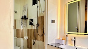 Quarto casal ou duplo superior, para não fumantes, vista para a praia | Banheiro | Chuveiro, produtos de toalete grátis, toalhas de banho, sabonete