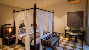 Moomal Mahinder Honeymoon Suite - The Talhati (Kumbhalgarh)